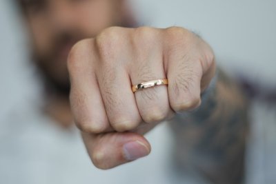 De zegelring is helemaal terug bij mannen